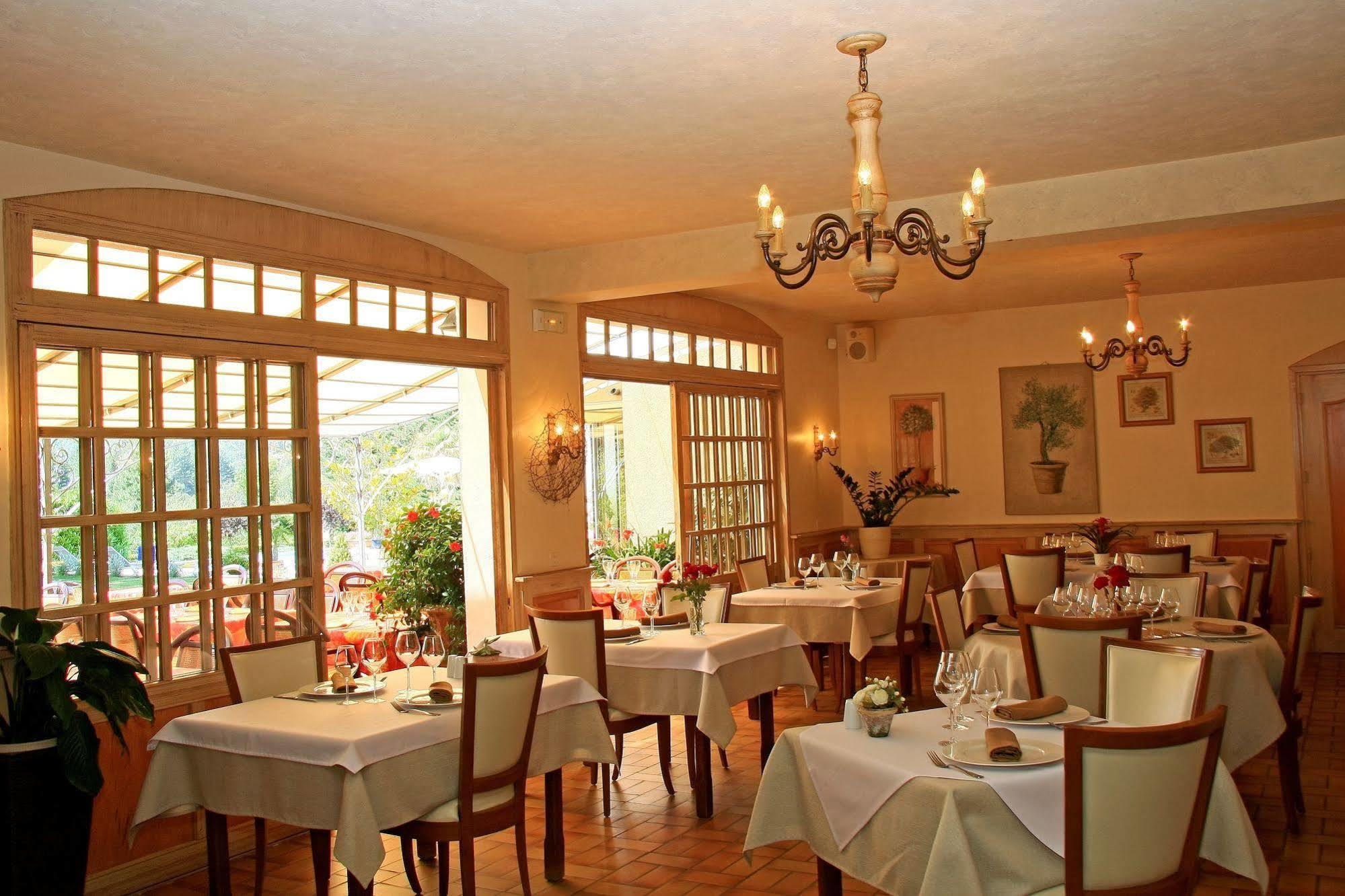 Logis Hotel Restaurant Le Chene Vert Rocher Екстер'єр фото